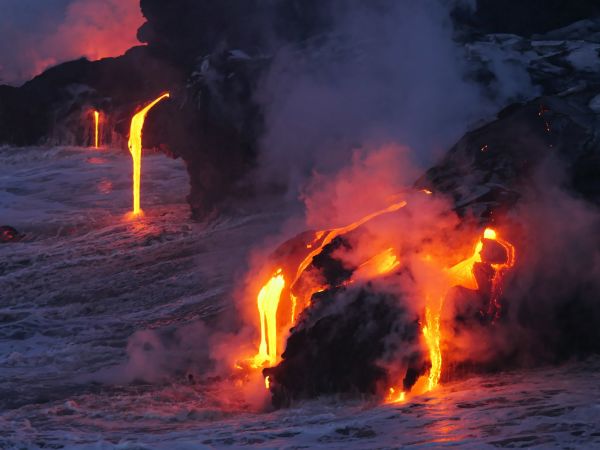 Lava del volcán Kīlauea entrando al océano entre vapor, isla de Hawái (Big Island)