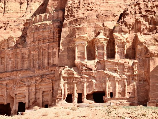 Fachadas de las Tumbas Reales talladas en la roca rosa de Petra, Jordania