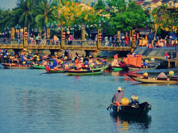 Barcas con faroles en el río Thu Bon al atardecer, casco antiguo de Hoi An