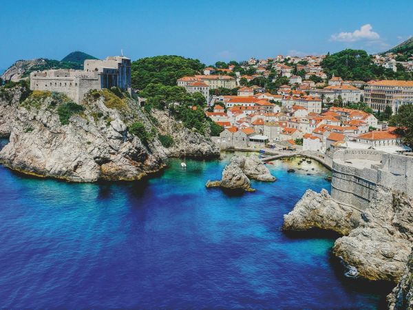 Fortaleza de Lovrijenac y murallas de Dubrovnik sobre el mar, Croacia