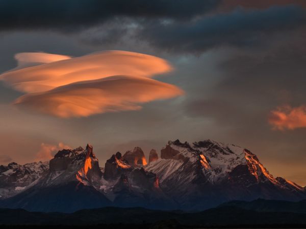 Macizo del Paine con los Cuernos encendidos por el sol bajo nubes lenticulares, Torres del Paine, Chile