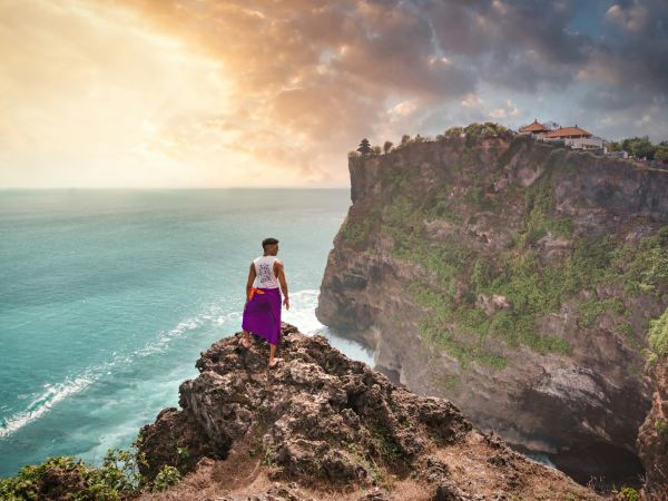 Acantilado y templo de Uluwatu al atardecer, Bali