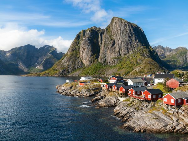 Cabañas rojas de pescadores en las islas Lofoten, Noruega, en verano