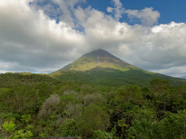 Volcán Arenal sobre la selva de Costa Rica
