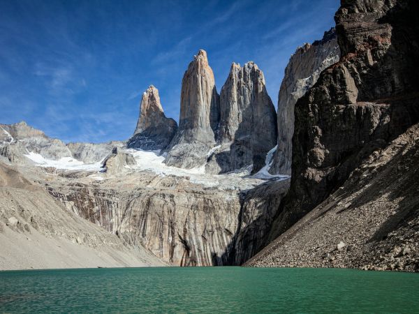 Las Torres del Paine sobre su laguna, Patagonia chilena