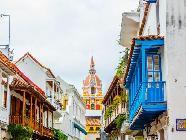 Torre de la Catedral de Cartagena entre balcones coloniales de colores en la ciudad amurallada, Colombia