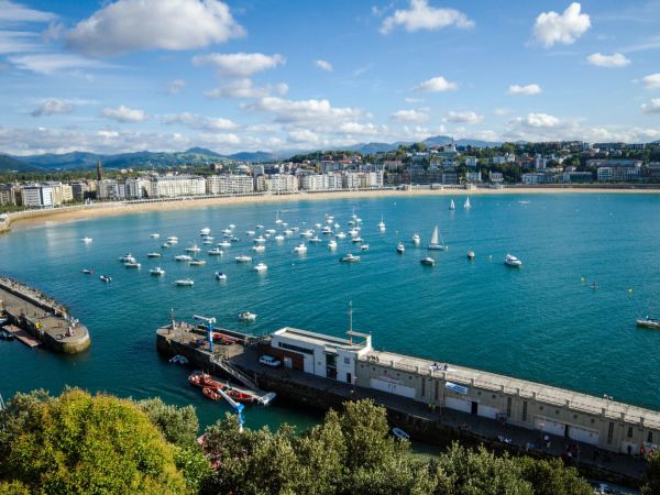 Bahía de La Concha con veleros y la ciudad de San Sebastián, España