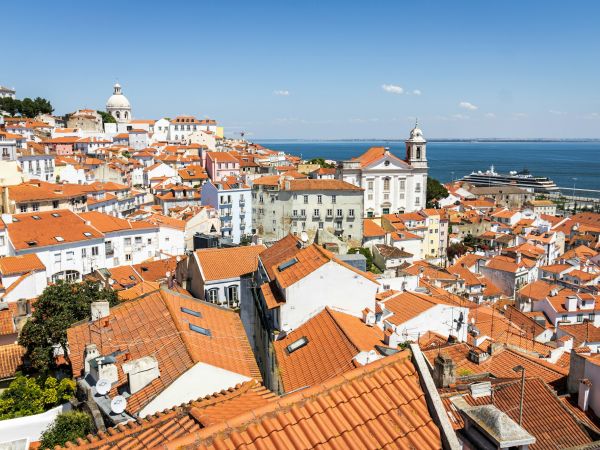 Tejados del barrio de Alfama y el río Tajo en Lisboa