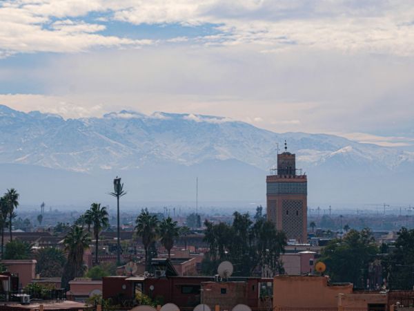 Minarete de Marrakech con el Atlas nevado al fondo, Marruecos