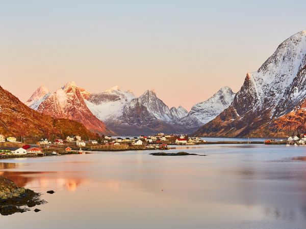 Montañas de las islas Lofoten reflejadas en el agua al amanecer, Reine, Noruega