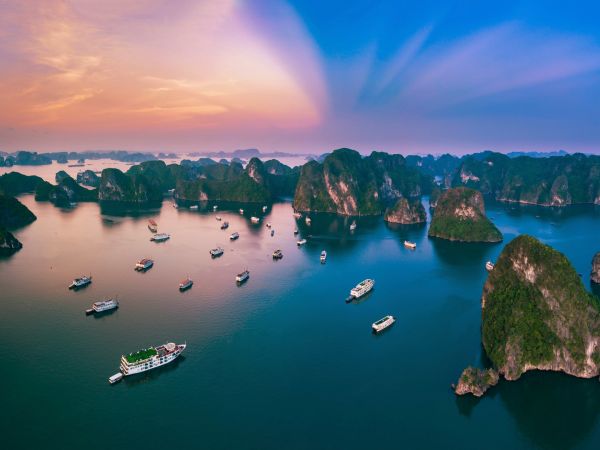 Islotes kársticos de la bahía de Ha Long al atardecer, Vietnam