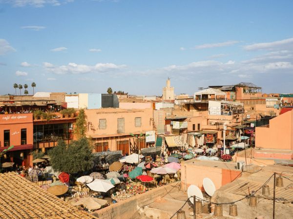 Medina de Marrakech con el minarete de la Koutoubia, Marruecos