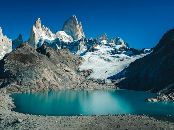Cerro Fitz Roy y su glaciar sobre la Laguna de los Tres, El Chaltén, Argentina
