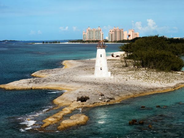 Faro de Paradise Island a la entrada del puerto de Nassau, con las torres de Atlantis al fondo