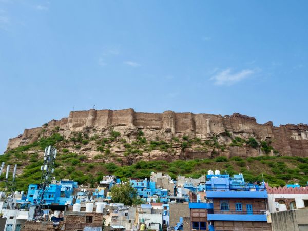 Fuerte Mehrangarh sobre su colina y las casas azules de Jodhpur, Rajastán