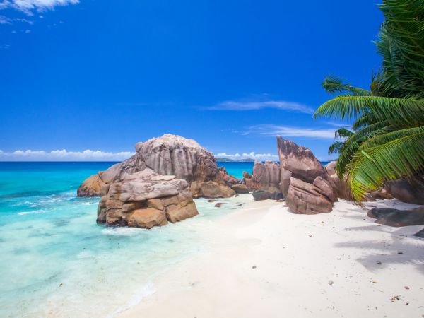 Rocas de granito y arena blanca en una playa de Seychelles