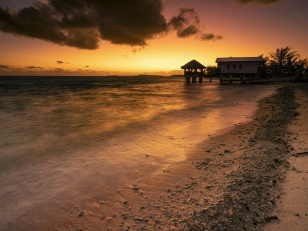 Atardecer sobre la playa y la laguna del atolón de Tikehau, Polinesia Francesa