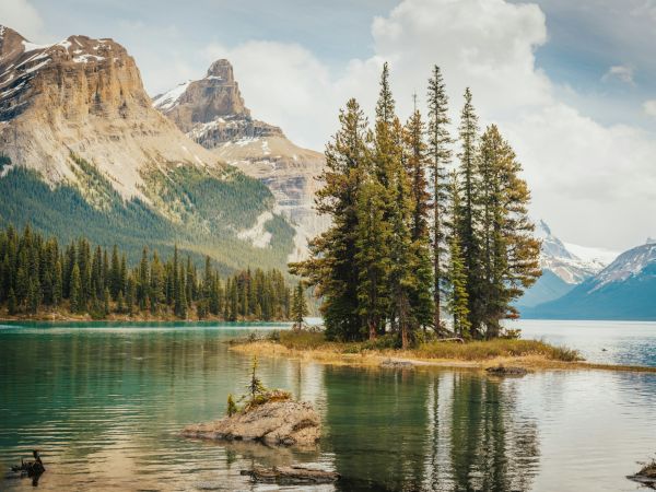 Spirit Island en el lago Maligne rodeada de montañas, Parque Nacional Jasper, Canadá
