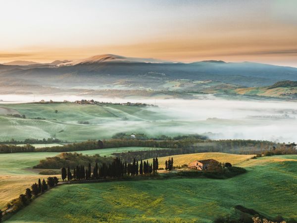 Colinas verdes y cipreses de la Toscana en primavera