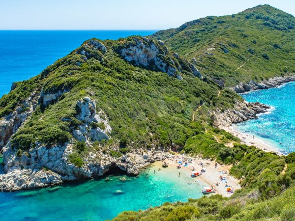 Playa de Porto Timoni en Corfú, Grecia, en verano