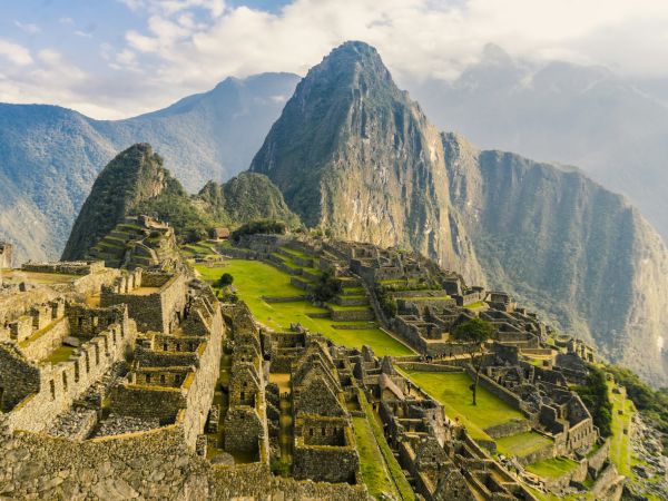 Ruinas de Machu Picchu y el Huayna Picchu en temporada seca