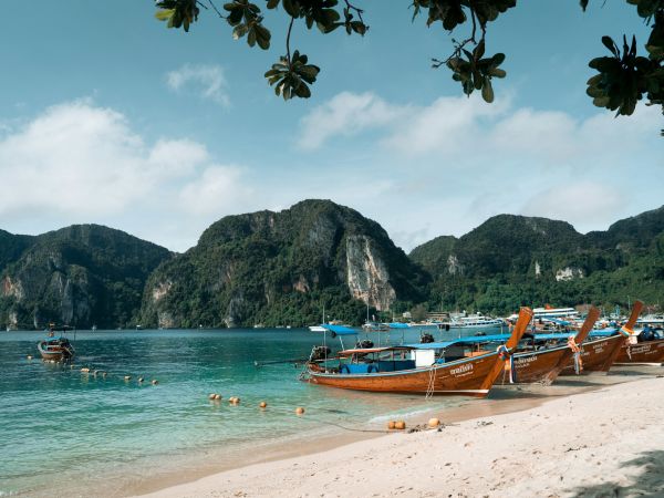 Barcas long-tail en Koh Phi Phi, cerca de Phuket, Tailandia