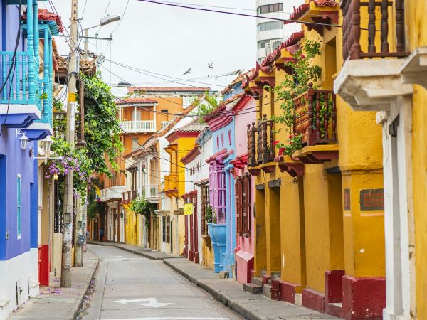 Calle colonial de colores con balcones en Cartagena de Indias