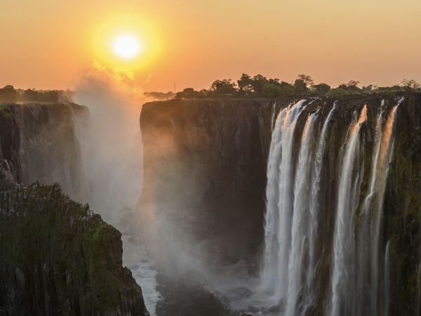 Cataratas Victoria al atardecer con la nube de espuma sobre el desfiladero del río Zambeze