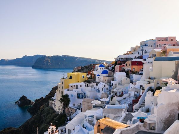 Casas blancas de Oia sobre la caldera de Santorini, Grecia