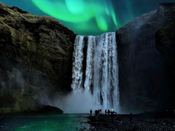 Cascada Skógafoss bajo la aurora boreal, Islandia