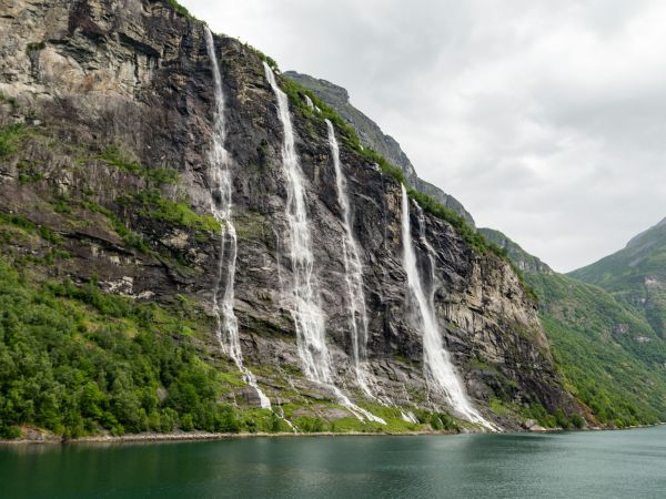 Cascada de las Siete Hermanas cayendo al Geirangerfjord, Noruega