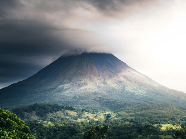 Volcán Arenal entre bosque tropical, Costa Rica