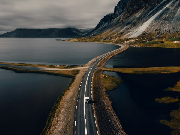 Carretera entre fiordos en Islandia