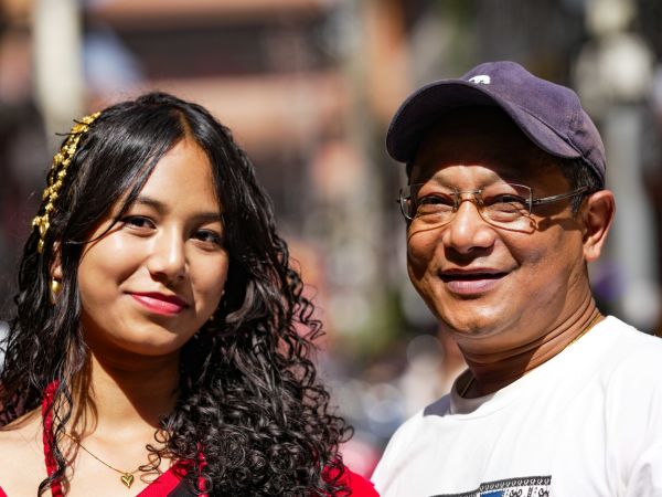 Padre e hija adulta de viaje