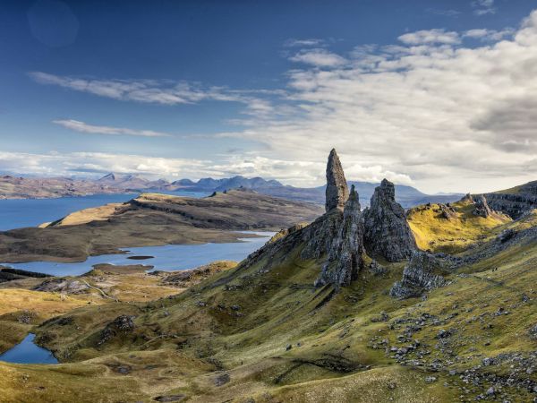Formaciones rocosas del Old Man of Storr sobre lagos y colinas, Isla de Skye, Escocia
