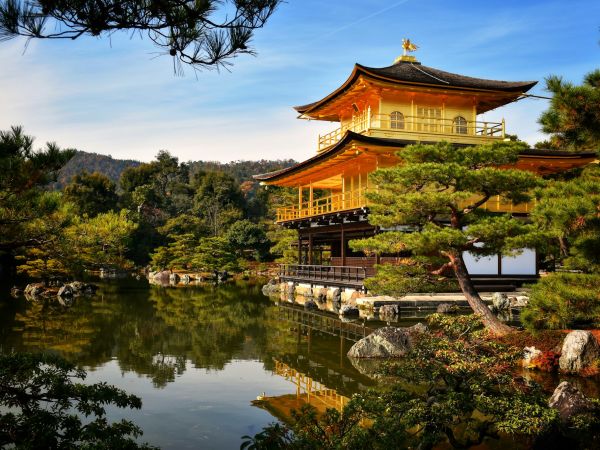 Templo Kinkaku-ji (Pabellón Dorado) en Kioto, Japón