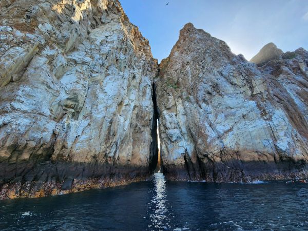 Grieta entre las dos rocas del León Dormido (Kicker Rock) frente a San Cristóbal, Galápagos