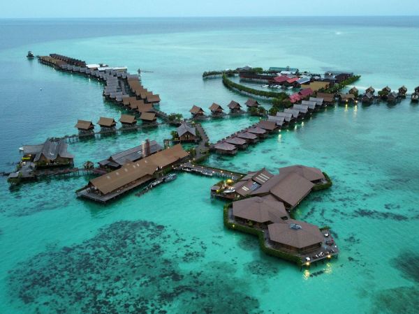 Bungalós sobre el agua en un arrecife del mar de Célebes, Sabah, Borneo
