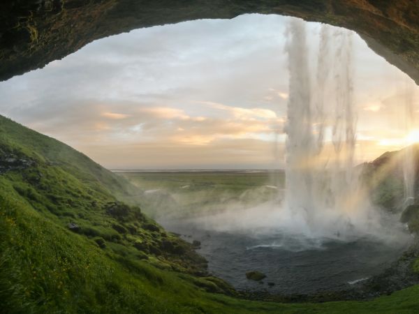 Cascada de Seljalandsfoss vista desde detrás del agua, Islandia