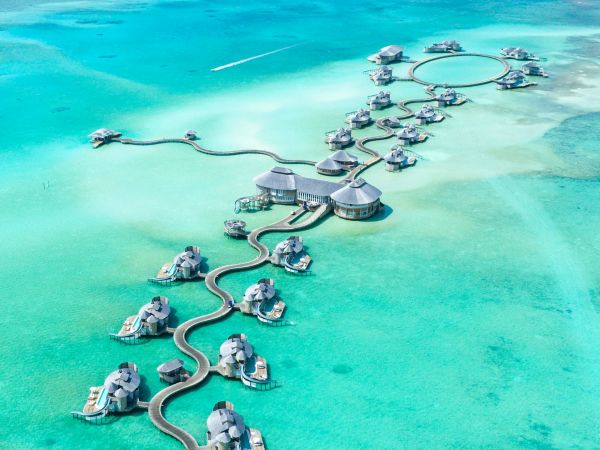Villas sobre el agua en un atolón de Maldivas