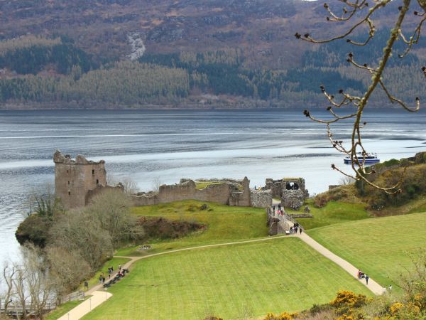Ruinas del castillo de Urquhart junto al Lago Ness, Escocia