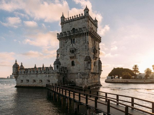 Torre de Belém sobre el río Tajo al atardecer, Lisboa, Portugal