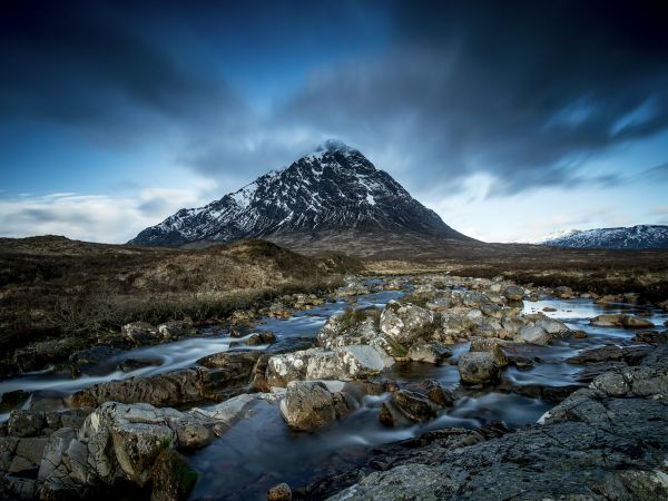 Montaña Buachaille Etive Mòr y río de montaña en Glencoe, Highlands, Escocia