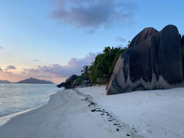 Rocas de granito al atardecer sobre una playa de arena blanca en La Digue, Seychelles