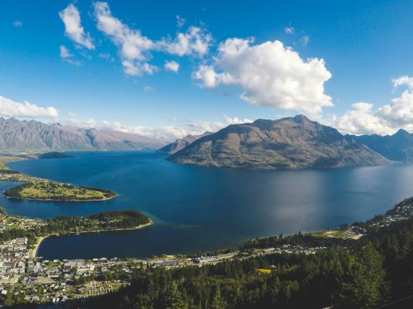 Queenstown y el lago Wakatipu rodeados de montañas, Nueva Zelanda
