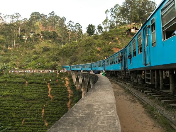 Tren cruzando el puente de los Nueve Arcos en Ella, Sri Lanka