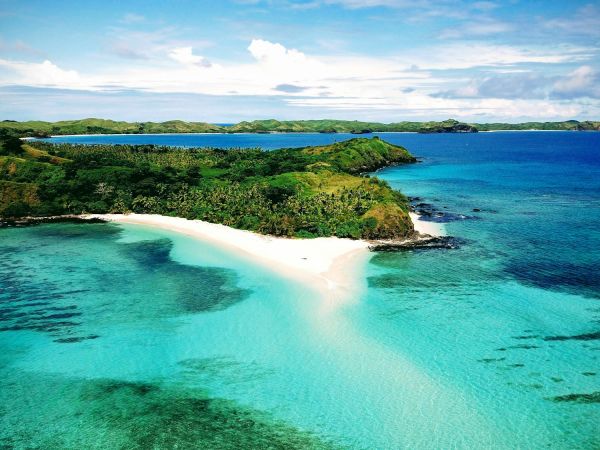 Isla de Fiji con banco de arena blanca y laguna turquesa