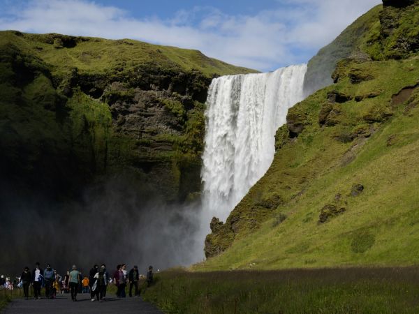 Cascada Skógafoss rodeada de verde en verano, Islandia