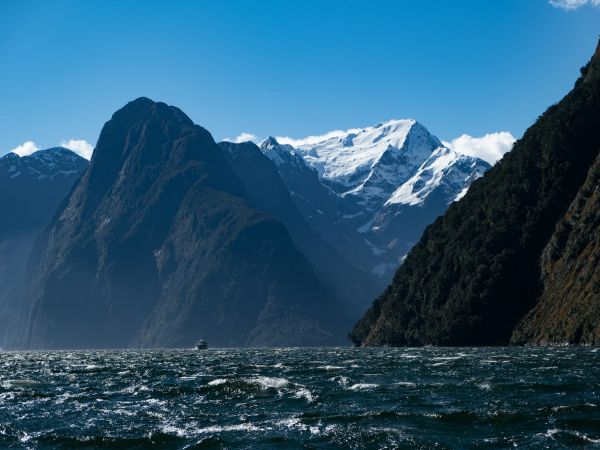 Fiordo de Milford Sound con picos nevados, Nueva Zelanda