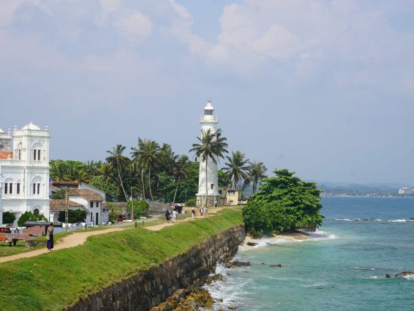 Murallas, faro y mezquita del fuerte de Galle frente al océano Índico, Sri Lanka